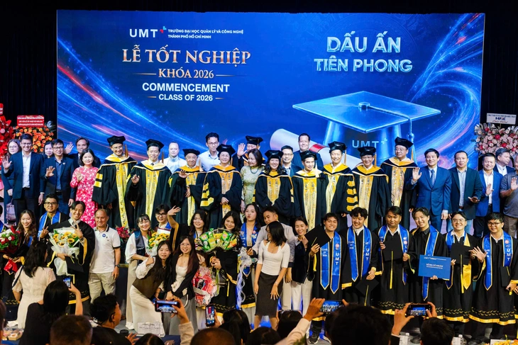 Tân cử nhân trao tận tay em gái quê tấm bằng tốt nghiệp - Ảnh 2.