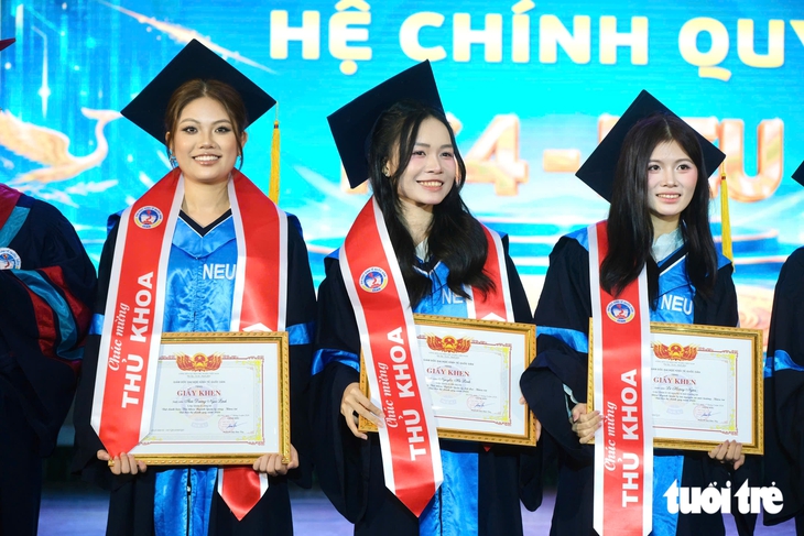 17 sinh viên Đại học Kinh tế Quốc dân cùng tốt nghiệp GPA tuyệt đối 4.0 - Ảnh 1.