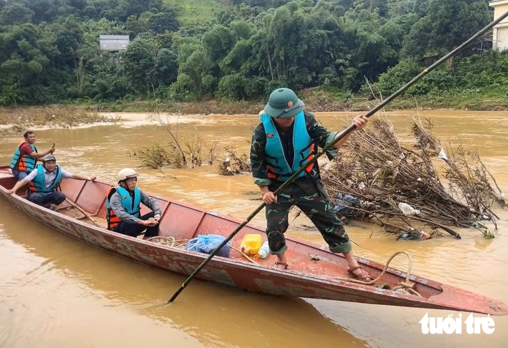 Hai năm liền lũ cuốn trôi hai cầu, hơn 1.400 người bị cô lập - Ảnh 5.