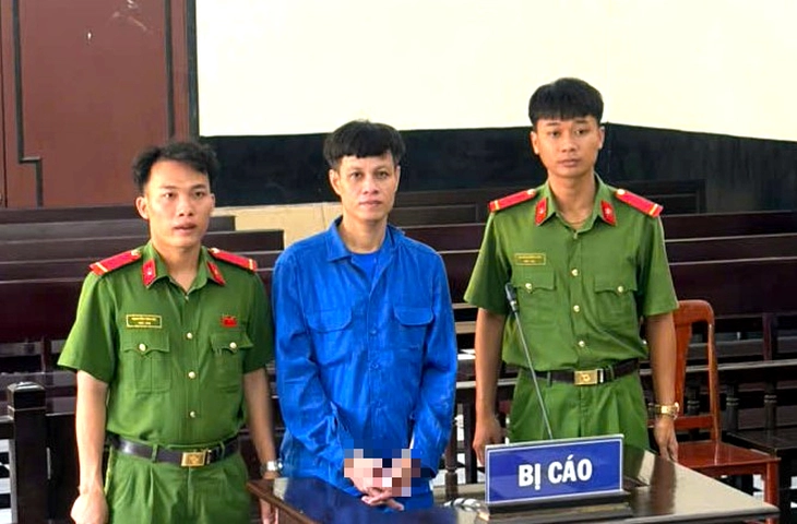 Cựu công an viên làm giả 3 sổ đỏ, lừa hơn 1 tỉ đồng để cá độ bóng đá - Ảnh 1.