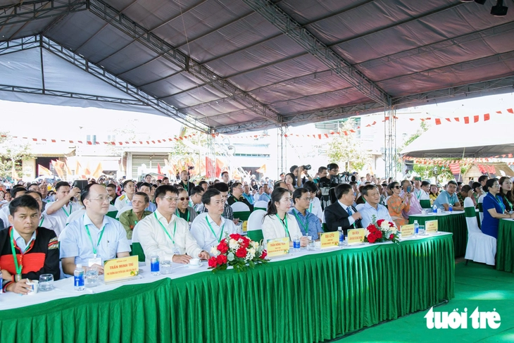Voi rước 'Nữ hoàng sầu riêng' giữa lễ hội ở Đắk Lắk - Ảnh 5.