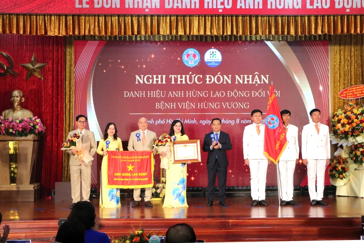 Chủ tịch UBND TP.HCM: Thành tựu của Bệnh viện Hùng Vương là kết tinh của trí tuệ và lòng nhân ái - Ảnh 3.