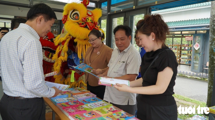 Trao tặng sách giáo khoa, tập và đồ dùng học tập cho học sinh tại Đường Sách Cao Lãnh   - Ảnh 2.