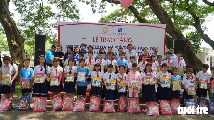 Trao tặng sách giáo khoa, tập và đồ dùng học tập cho học sinh tại Đường Sách Cao Lãnh   - Ảnh 1.