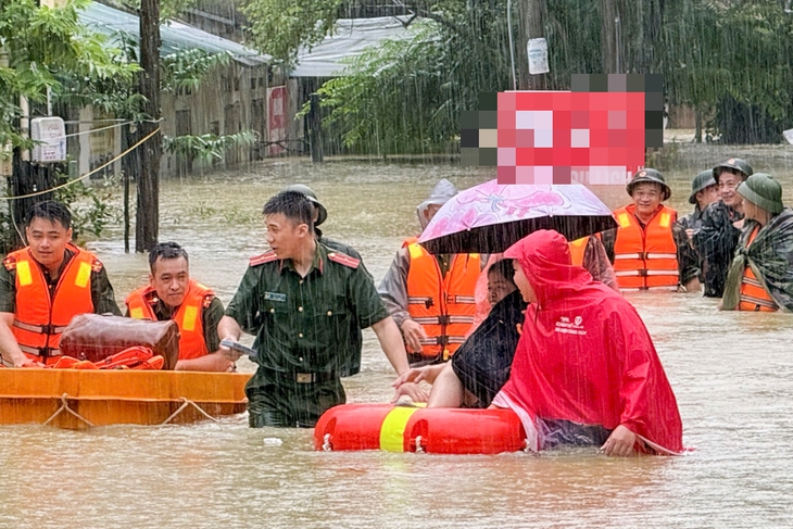Bão số 4 gây mưa lớn ở Lạng Sơn, Bắc Ninh: Công an, quân đội lội nước giúp dân chạy lũ - Ảnh 1.