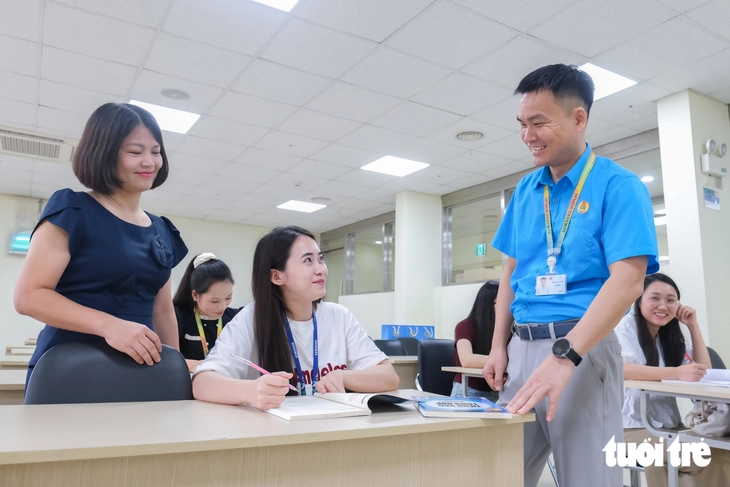 Tan ca không vội nghỉ, công nhân học tiếng Hàn, tiếng Trung, kỳ vọng tăng thu nhập - Ảnh 2.