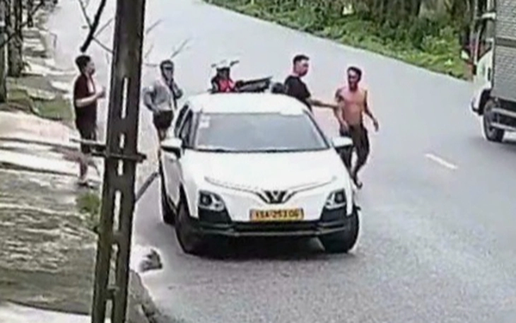 Người đàn ông chặn xe taxi và đánh tài xế , gây xôn xao tại Hải Phòng - Ảnh 1.