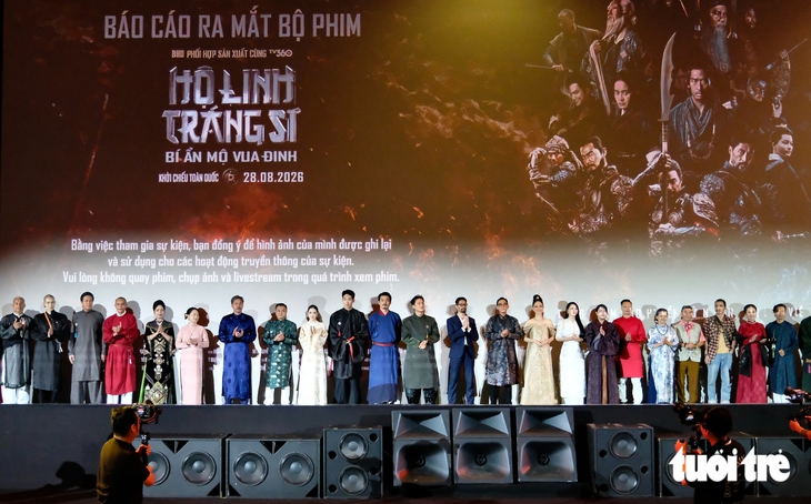 Dễ thương phim Hộ linh tráng sĩ ra mắt hoành tráng ở Ninh Bình: Cô chú lái đò, nông dân lần đầu đi thảm đỏ - Ảnh 1.