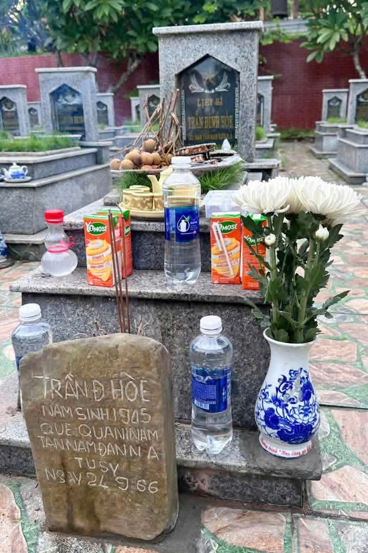 Hành trình tấm bia đá trở về với mộ liệt sĩ sau 60 năm giữa rừng Trường Sơn - Ảnh 1.