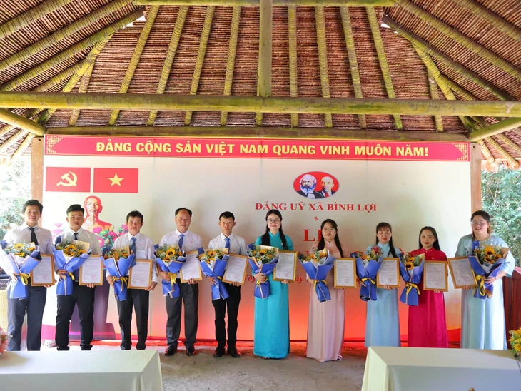 Hành trình về nguồn chào mừng Quốc khánh 2 - 9 cùng đoàn viên ưu tú vào Đảng - Ảnh 1.