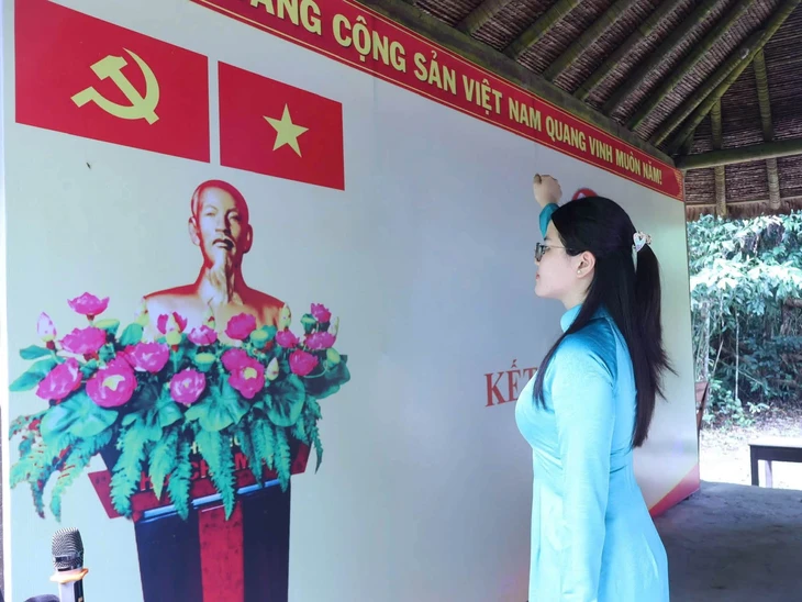 Hành trình về nguồn chào mừng Quốc khánh 2 - 9 cùng đoàn viên ưu tú vào Đảng - Ảnh 5.