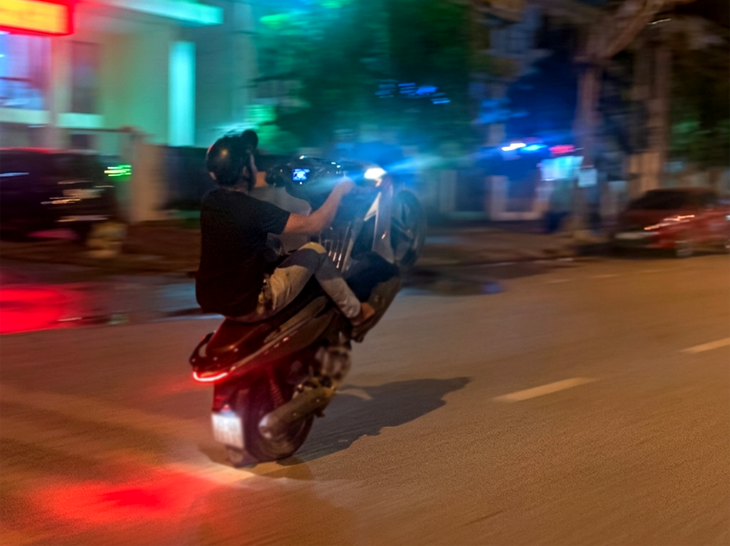 Xử lý thanh niên đi xe bốc đầu trên đường Trần Phú - Ảnh 1.