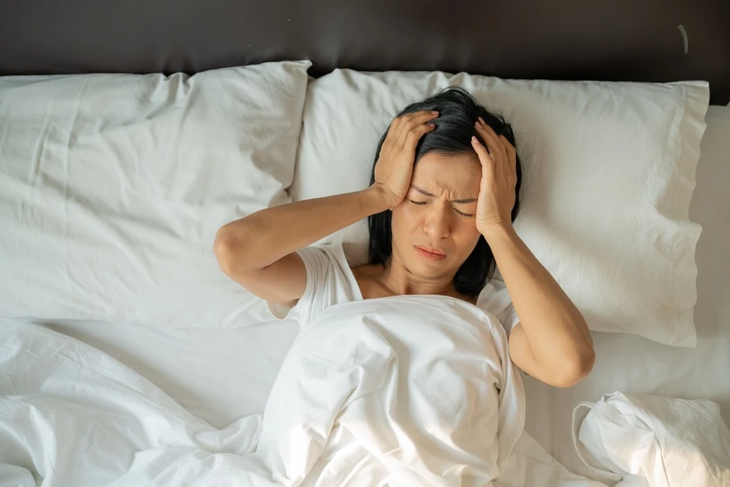 Ngủ đủ giấc nhưng thức dậy vẫn đau đầu: Vì sao? - Ảnh 1.