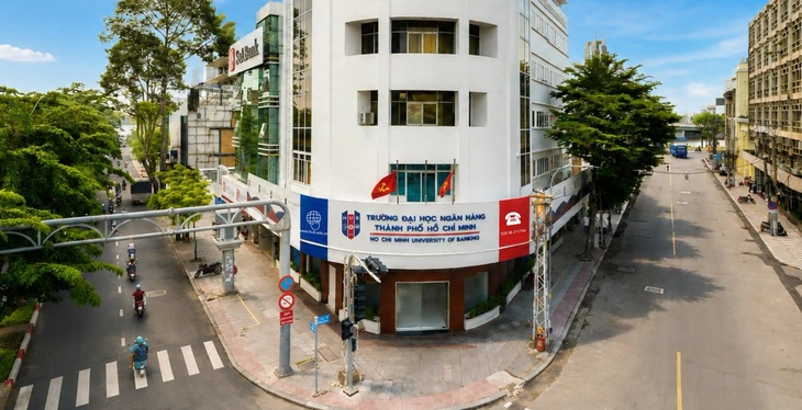 Trường đại học Ngân hàng TP.HCM quy định phạt học phí quá hạn - Ảnh 1.