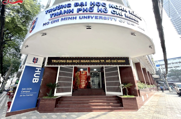 ĐH Ngân hàng TP.HCM nói phạt học phí quá hạn để ‘răn đe’, trường khác không thu - Ảnh 1.