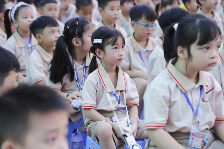 Học sinh lớp 1 làm quen trường mới bằng những trò chơi ‘bí ẩn’ - Ảnh 2.