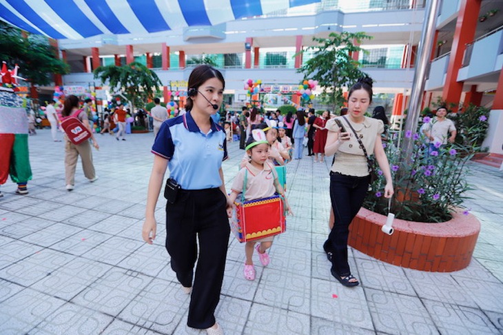 Học sinh lớp 1 làm quen trường mới bằng những trò chơi ‘bí ẩn’ - Ảnh 14.