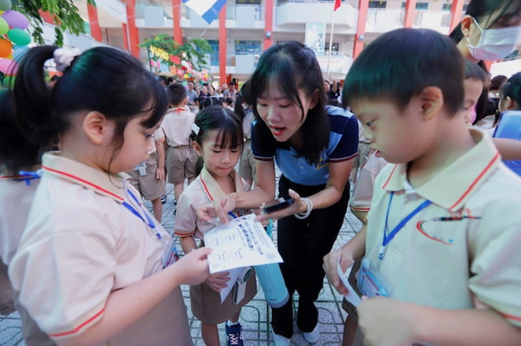 Học sinh lớp 1 làm quen trường mới bằng những trò chơi ‘bí ẩn’ - Ảnh 3.