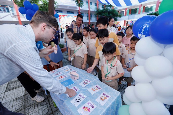 Học sinh lớp 1 làm quen trường mới bằng những trò chơi ‘bí ẩn’ - Ảnh 1.