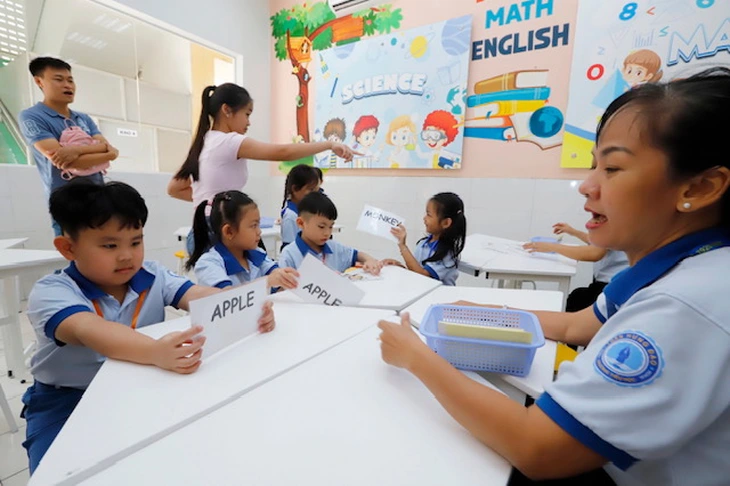 Học sinh lớp 1 làm quen trường mới bằng những trò chơi ‘bí ẩn’ - Ảnh 5.