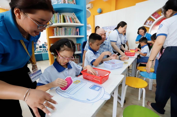 Học sinh lớp 1 làm quen trường mới bằng những trò chơi ‘bí ẩn’ - Ảnh 9.