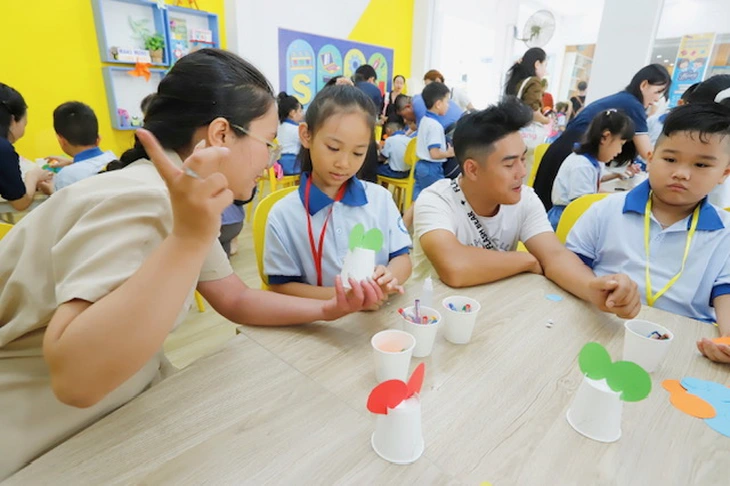 Học sinh lớp 1 làm quen trường mới bằng những trò chơi ‘bí ẩn’ - Ảnh 8.