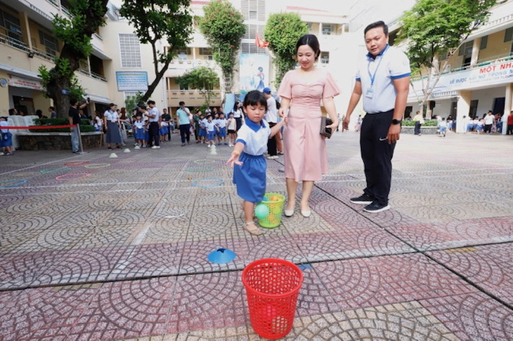 Học sinh lớp 1 làm quen trường mới bằng những trò chơi ‘bí ẩn’ - Ảnh 10.