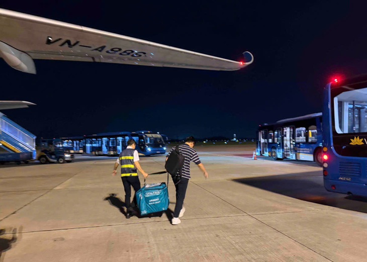 Hành trình ý nghĩa của Vietnam Airlines từ TP.HCM đi Hà Nội tối 20 - 8 - Ảnh 1.