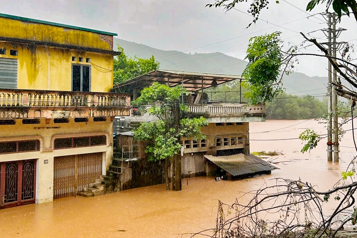 Bão số 4 gây mưa lớn ở Lạng Sơn, Bắc Ninh: Công an, quân đội lội nước giúp dân chạy lũ - Ảnh 9.