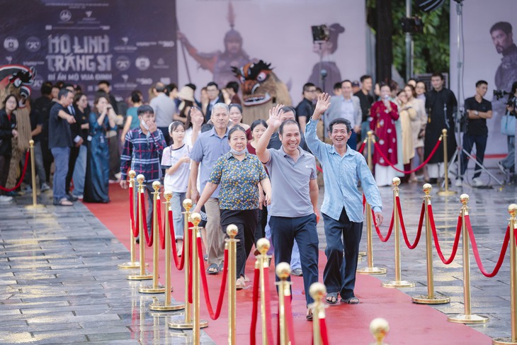 Dễ thương phim Hộ linh tráng sĩ ra mắt hoành tráng ở Ninh Bình: Cô chú lái đò, nông dân lần đầu đi thảm đỏ - Ảnh 2.