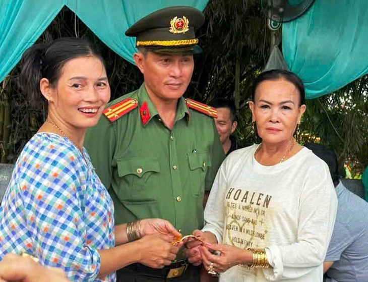 Du khách làm rơi lắc vàng ở lễ hội điện Huệ Nam - Ảnh 1.
