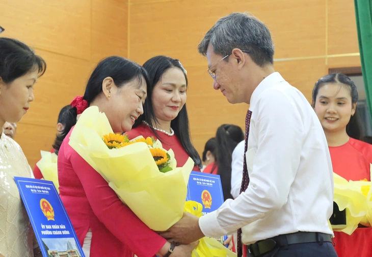 Phường Chánh Hưng từ 21 trường còn 13, bổ nhiệm 13 hiệu trưởng và 25 phó hiệu trưởng - Ảnh 1.