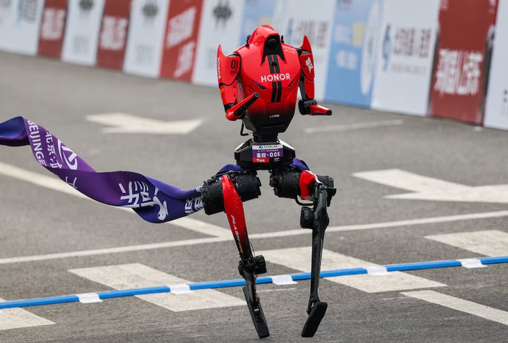 Robot Trung Quốc chạy 100m trong 9,32 giây, nhanh hơn mốc kỷ lục Usain Bolt - Ảnh 1.