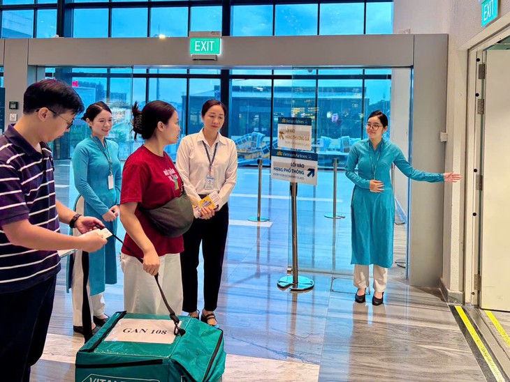 Hành trình ý nghĩa của Vietnam Airlines từ TP.HCM đi Hà Nội tối 20 - 8 - Ảnh 2.