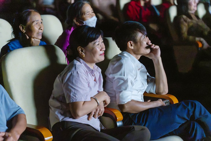 Dễ thương phim Hộ linh tráng sĩ ra mắt hoành tráng ở Ninh Bình: Cô chú lái đò, nông dân lần đầu đi thảm đỏ - Ảnh 4.
