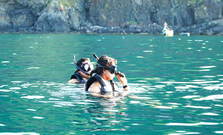Đi du thuyền ra vịnh Nha Trang để freediving và lặn ngắm san hô - Ảnh 2.