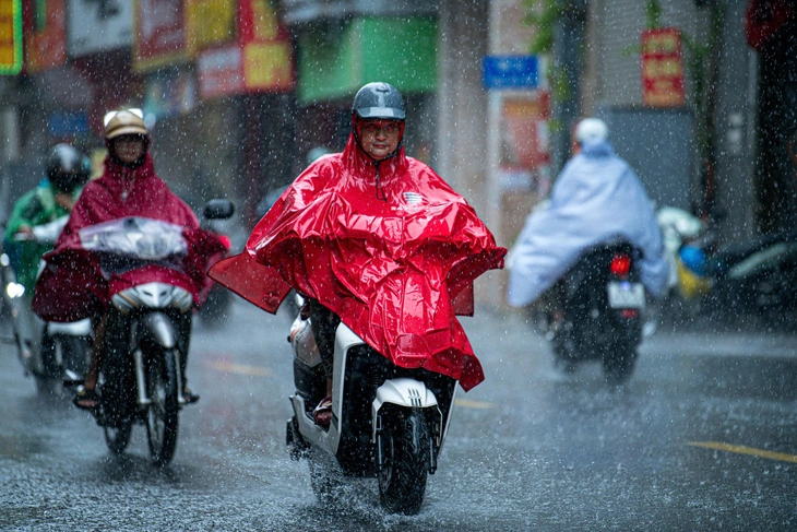 Bắc Bộ mưa rất to trong khi Nam Bộ và Trung Bộ nắng - Ảnh 1.