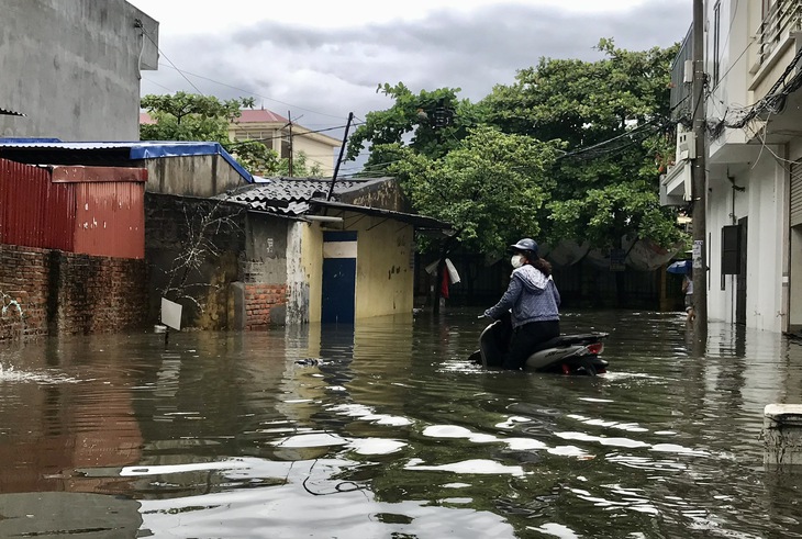 Mưa như trút nước, nhiều tuyến đường ở Hải Phòng biến thành sông - Ảnh 5.