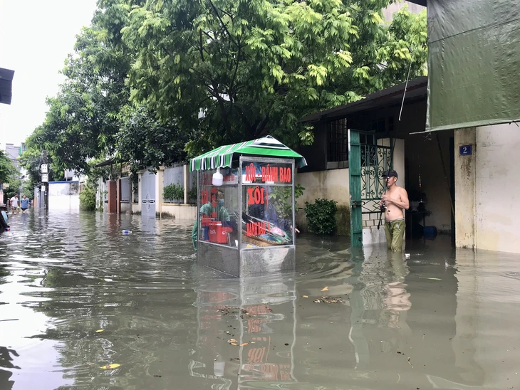 Mưa như trút nước, nhiều tuyến đường ở Hải Phòng biến thành sông - Ảnh 1.
