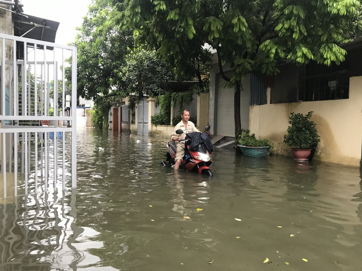 Mưa như trút nước, nhiều tuyến đường ở Hải Phòng biến thành sông - Ảnh 4.