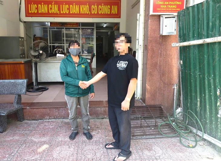người phụ nữ quỳ giữa đường van xin sau va chạm giao thông - Ảnh 1.