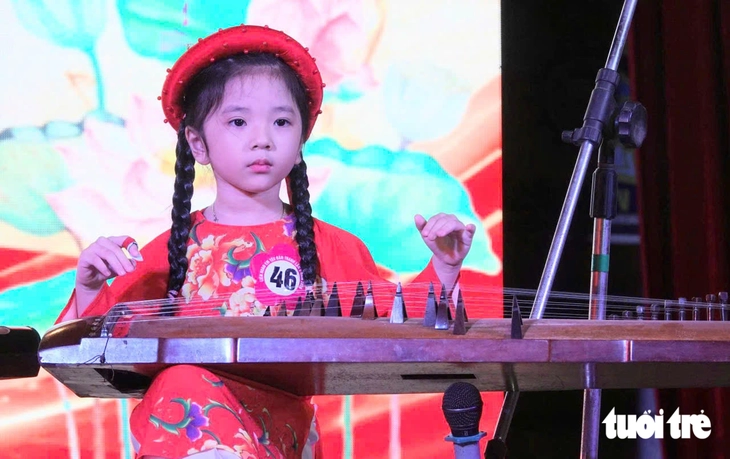 Chú bé bất ngờ bị đứt dây đàn tranh vẫn trình tấu cực sung khiến khán giả phấn khích - Ảnh 3.