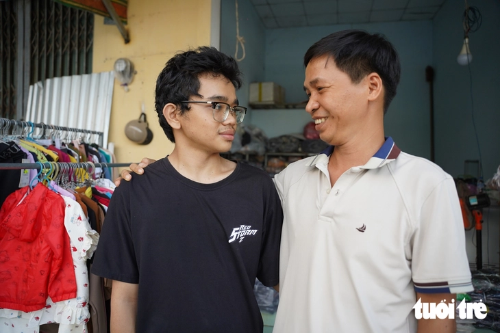 Mẹ của tân sinh viên Bách khoa bán dép tại chợ Nghĩa Hòa là người tốt bụng nổi tiếng - Ảnh 1.