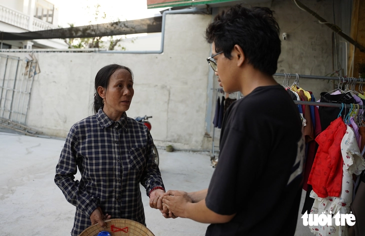 Mẹ của tân sinh viên Bách khoa bán dép tại chợ Nghĩa Hòa là người tốt bụng nổi tiếng - Ảnh 2.
