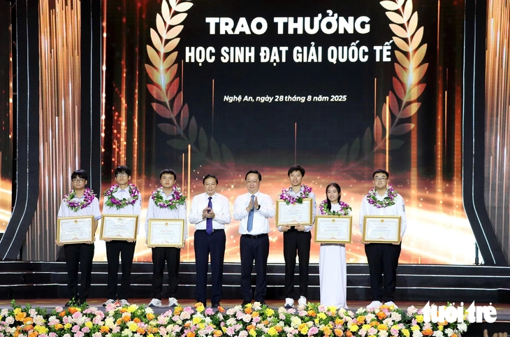 Nghệ An dành hơn 3 tỉ đồng khen học sinh giỏi, có em nhận hơn 200 triệu - Ảnh 1.