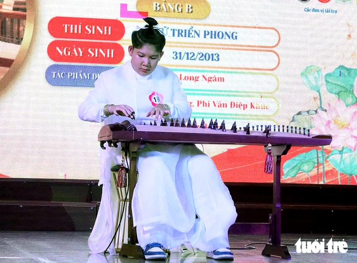 Chú bé bất ngờ bị đứt dây đàn tranh vẫn trình tấu cực sung khiến khán giả phấn khích - Ảnh 2.