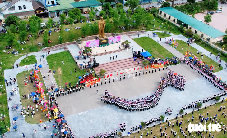 Hàng ngàn thiếu nhi tạo hình Tổ quốc giữa quê hương Bác Hồ - Ảnh 2.