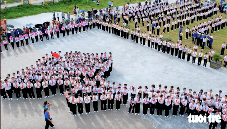 Hàng ngàn thiếu nhi tạo hình Tổ quốc giữa quê hương Bác Hồ - Ảnh 3.
