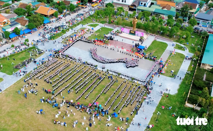 Hàng ngàn thiếu nhi tạo hình Tổ quốc giữa quê hương Bác Hồ - Ảnh 4.