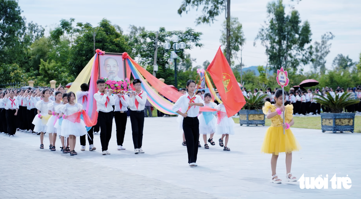 Hàng ngàn thiếu nhi tạo hình Tổ quốc giữa quê hương Bác Hồ - Ảnh 5.